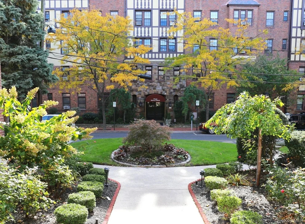 Unit for sale at 4 Maple Drive, North Hempstead, NY 11021
