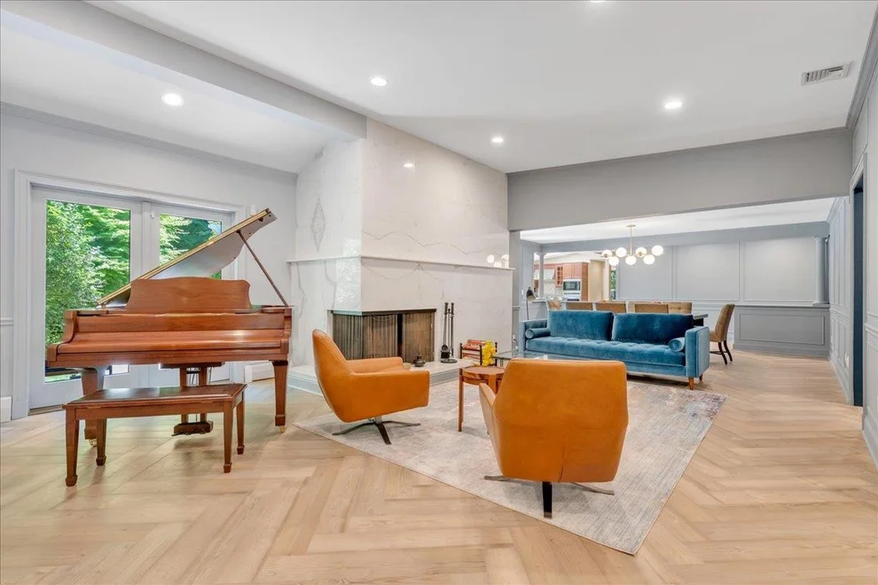 Unit for sale at 7 Fieldstone Lane, North Hempstead, NY 11020