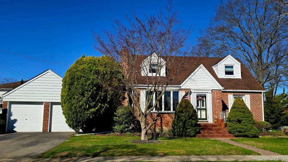 Unit for sale at 39 Lipton Lane, North Hempstead, NY 11596