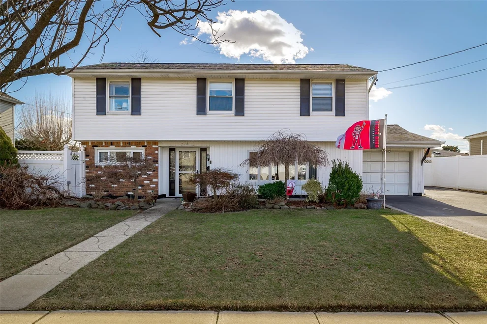 Unit for sale at 278 N Syracuse Avenue, Oyster Bay, NY 11758
