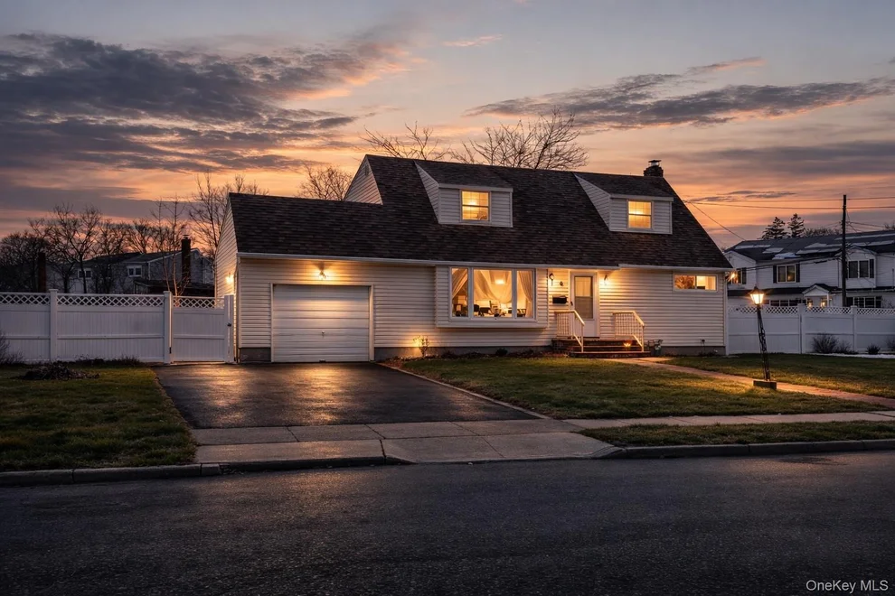 Unit for sale at 6 Maple Lane, Oyster Bay, NY 11762