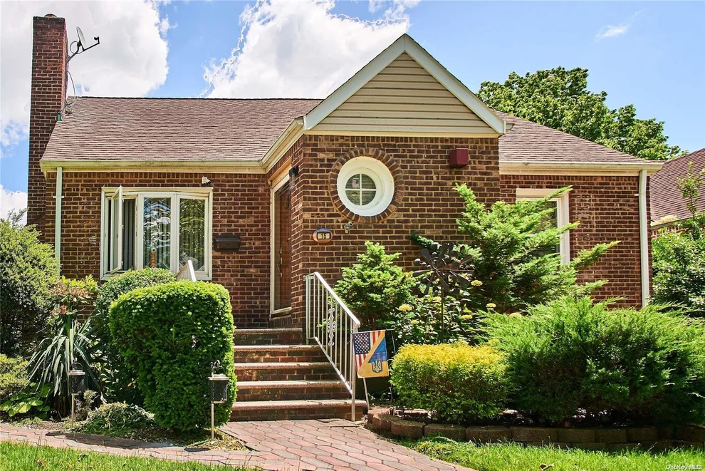 Unit for sale at 15 Hawthorne Lane, Hempstead, NY 11581