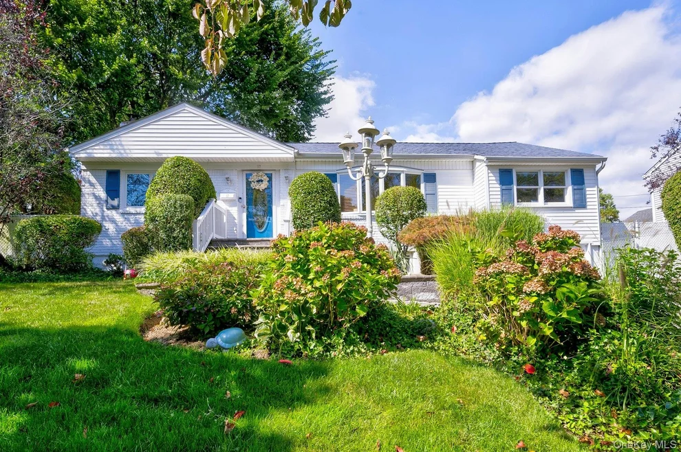 Unit for sale at 17 Hill Road, Oyster Bay, NY 11735