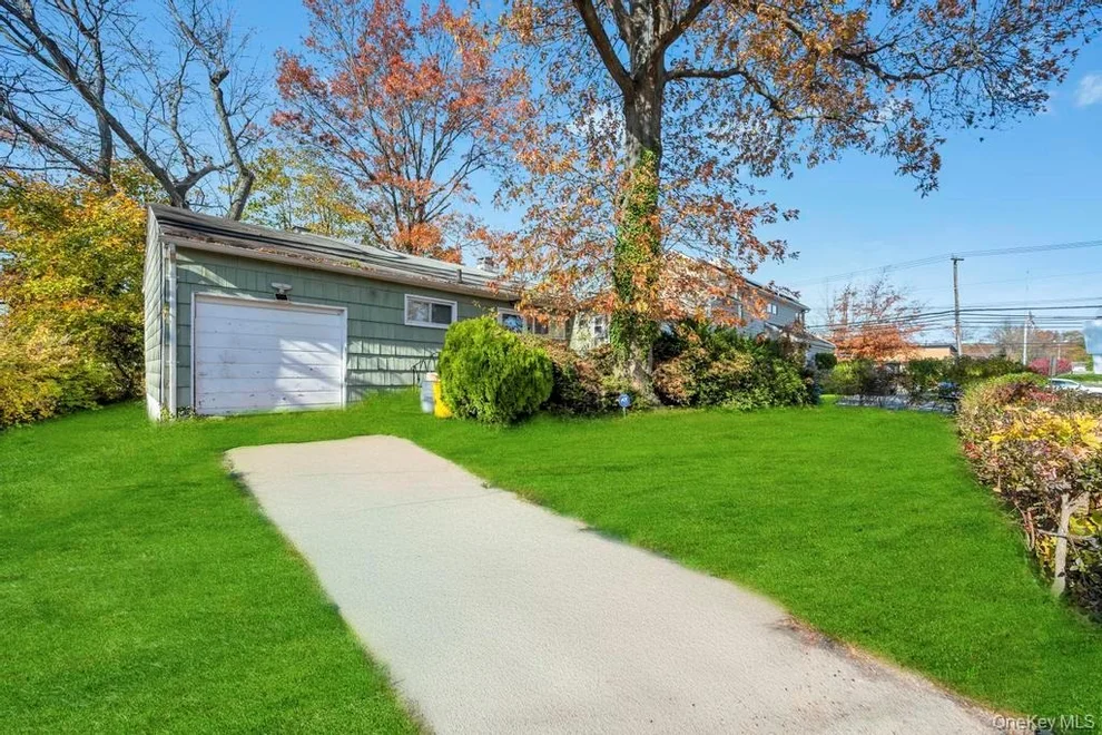 Unit for sale at 4 Hope Drive, Oyster Bay, NY 11803