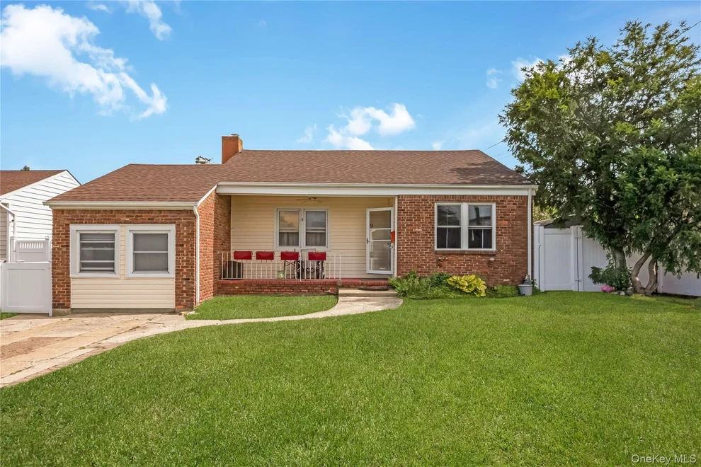 Unit for sale at 19 Rainbow Lane, Babylon, NY 11757
