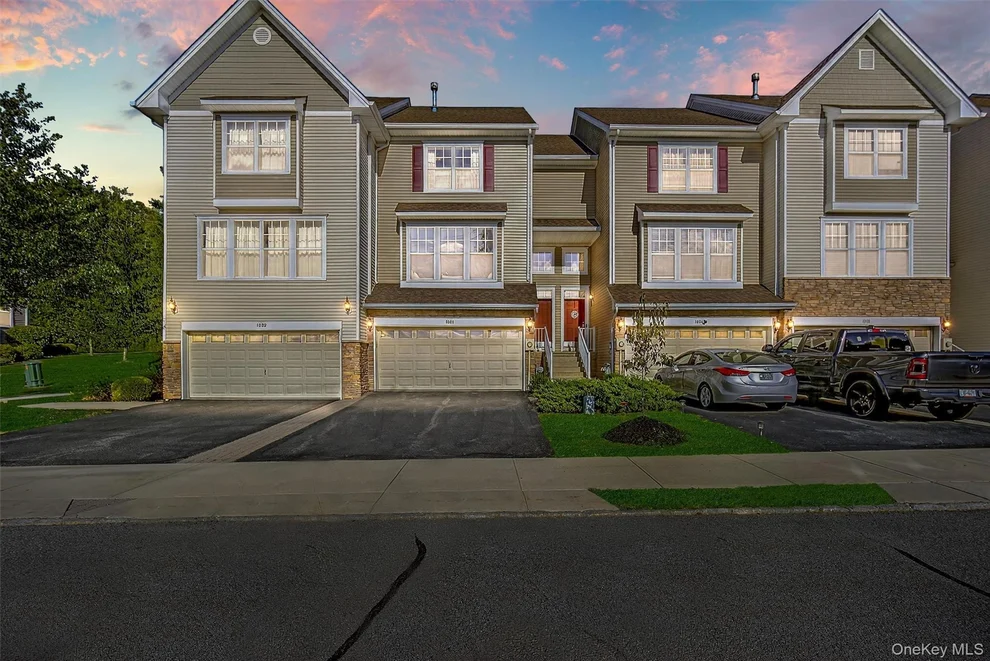 Unit for sale at 1004 Hawthorn Way, New Windsor, NY 12553