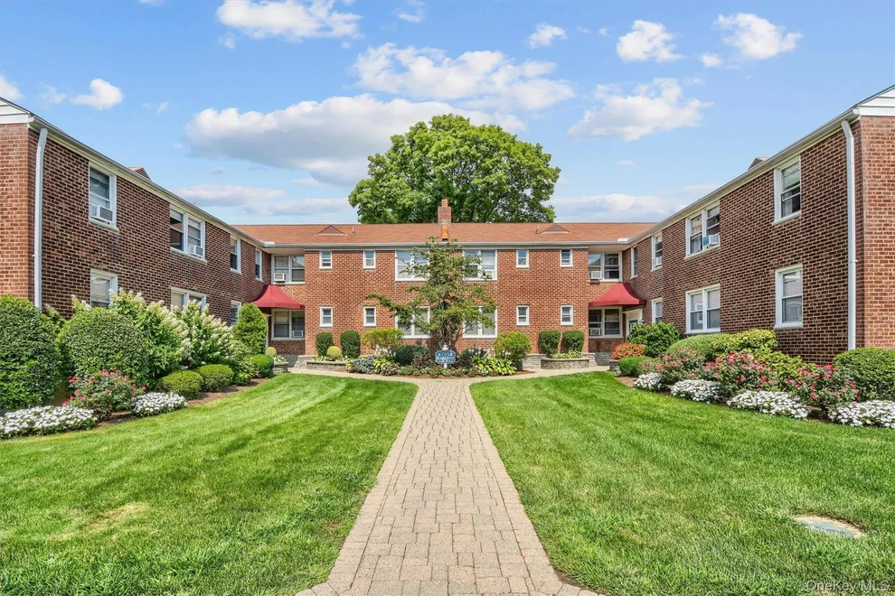 Unit for sale at 6 Bryant Crescent, White Plains, NY 10605