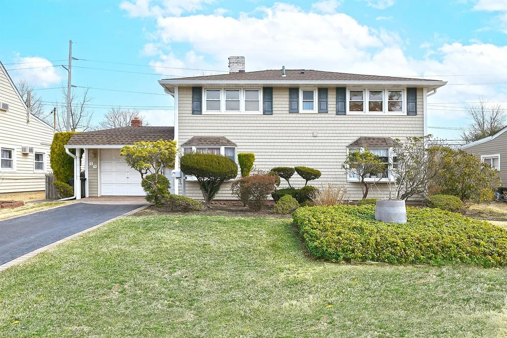 Unit for sale at 59 Bridle Lane, Oyster Bay, NY 11801