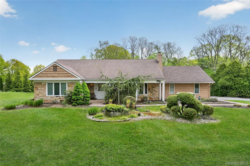 Unit for sale at 24 Thorngrove Lane, Huntington, NY 11746