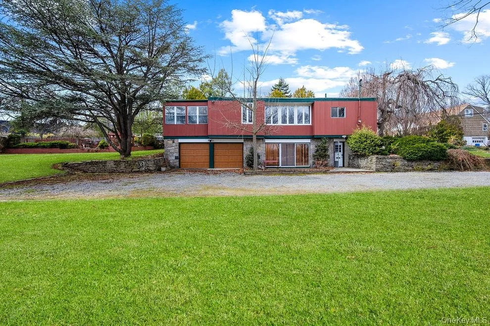 Unit for sale at 11 Valley View Road, North Hempstead, NY 11021