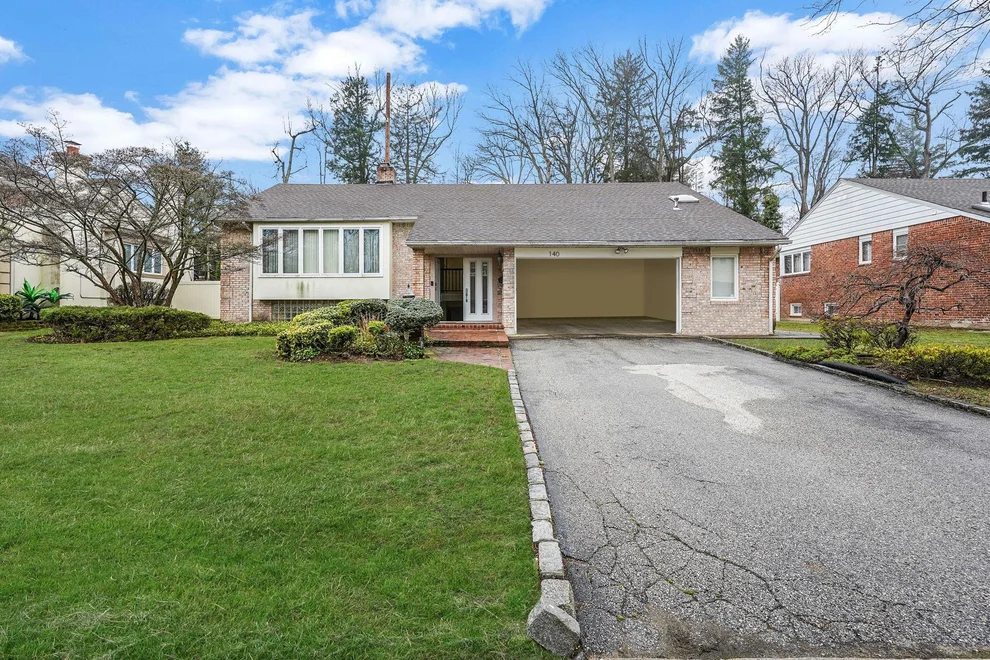 Unit for sale at 140 Dogwood Road, North Hempstead, NY 11576