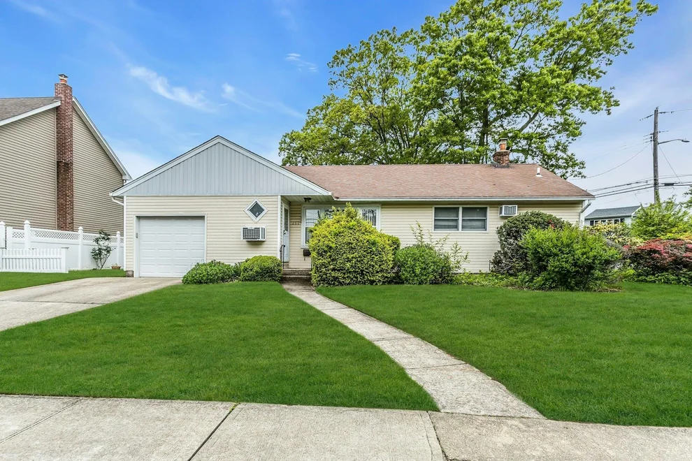 Unit for sale at 260 Cartwright Boulevard, Oyster Bay, NY 11762