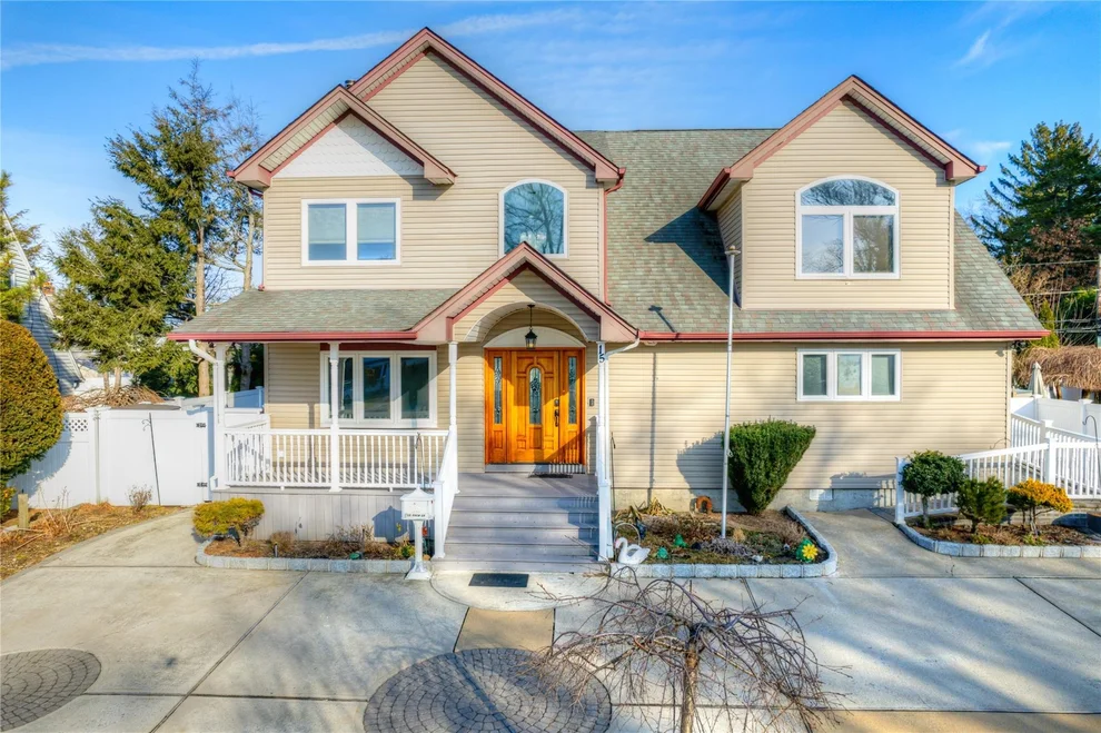 Unit for sale at 15 Palm Lane, North Hempstead, NY 11590
