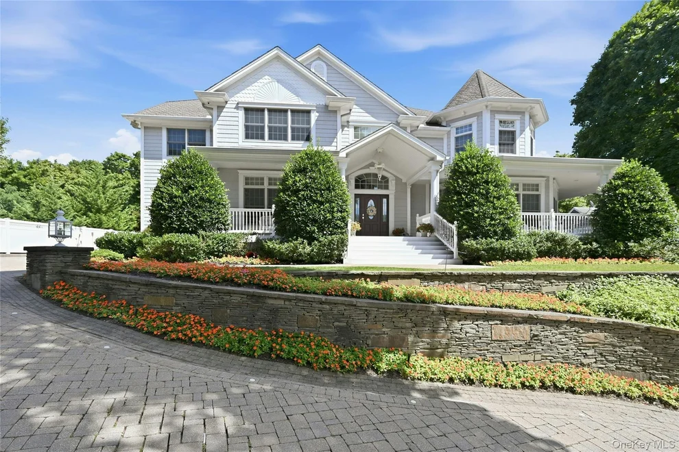 Unit for sale at 3 Crescent Drive, Huntington, NY 11768