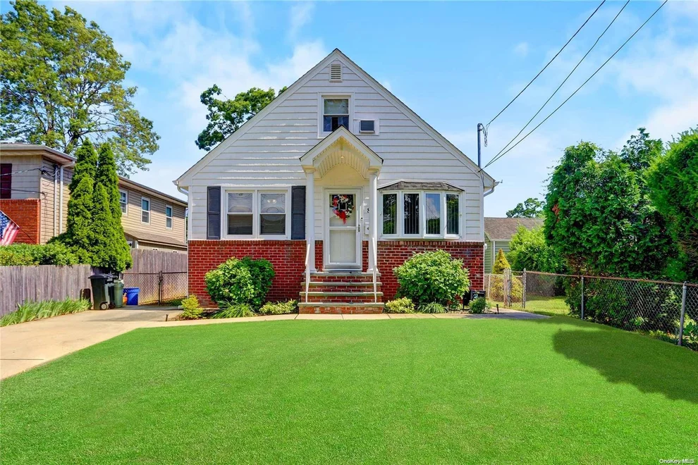 Unit for sale at 8 Citrus Street, Babylon, NY 11704
