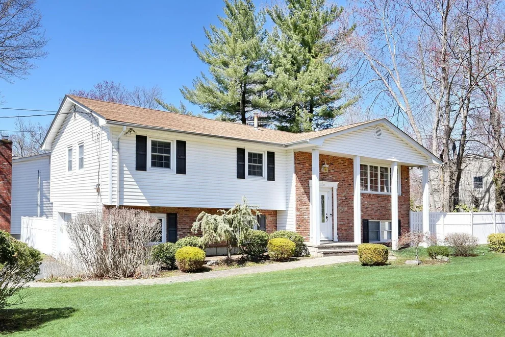 Unit for sale at 9 Crabapple Lane, Clarkstown, NY 10954