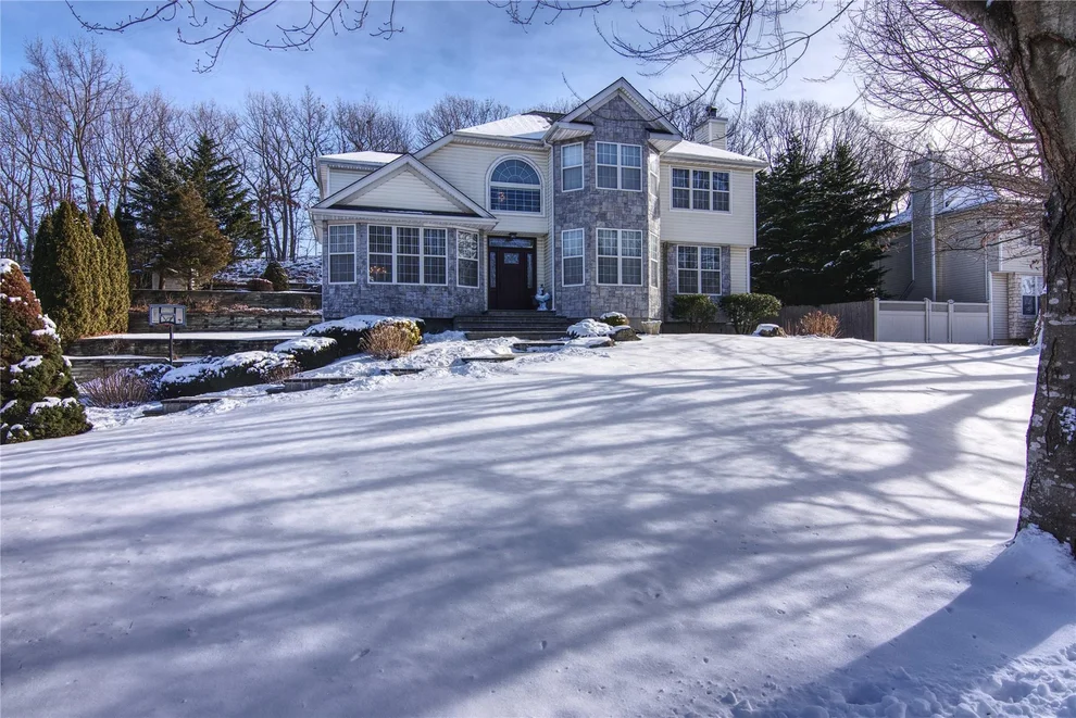 Unit for sale at 20 Whispering Woods Drive, Smithtown, NY 11787