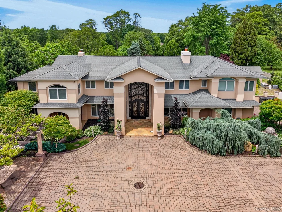 Unit for sale at 5 Glen Hill Court, Huntington, NY 11746