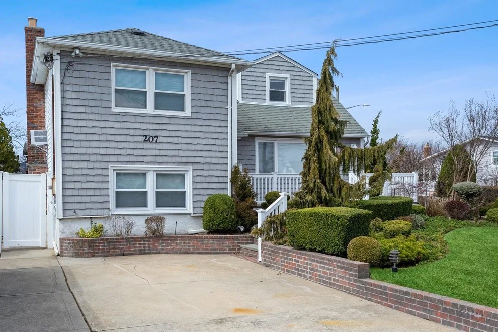 Unit for sale at 207 Franklin Avenue, Hempstead, NY 11558