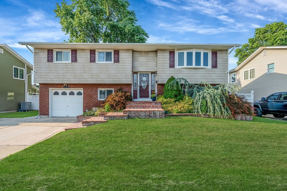 Unit for sale at 207 N Elm Street, Oyster Bay, NY 11758
