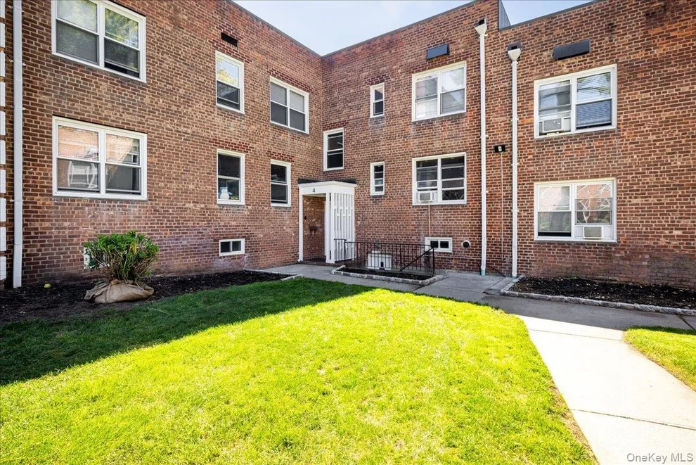 Unit for sale at 4 Edwards, North Hempstead, NY 11577