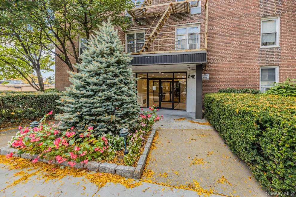 Unit for sale at 1 Oakridge Place, Eastchester, NY 10709