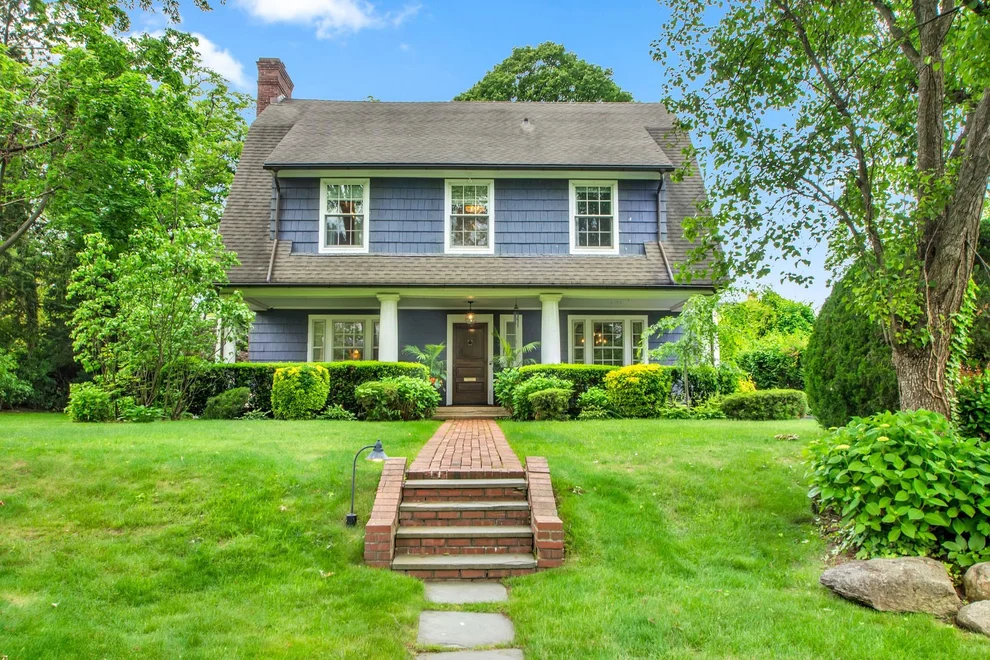 Unit for sale at 7 Middle Drive, North Hempstead, NY 11030