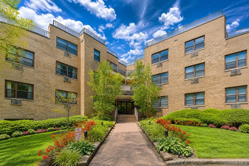Unit for sale at 5 Schenck, North Hempstead, NY 11021