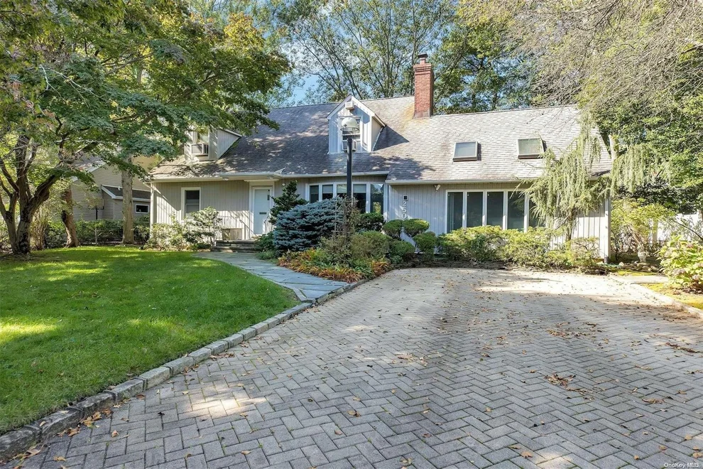 Unit for sale at 250 Locust Lane, North Hempstead, NY 11577