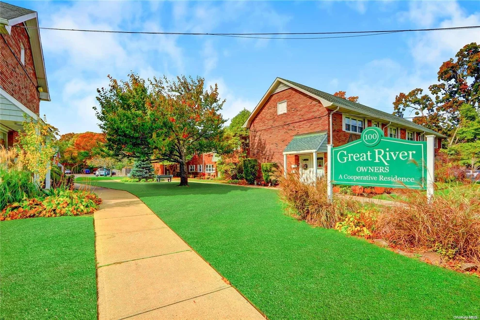 Unit for sale at 100 Connetquot Ave, Islip, NY 11730