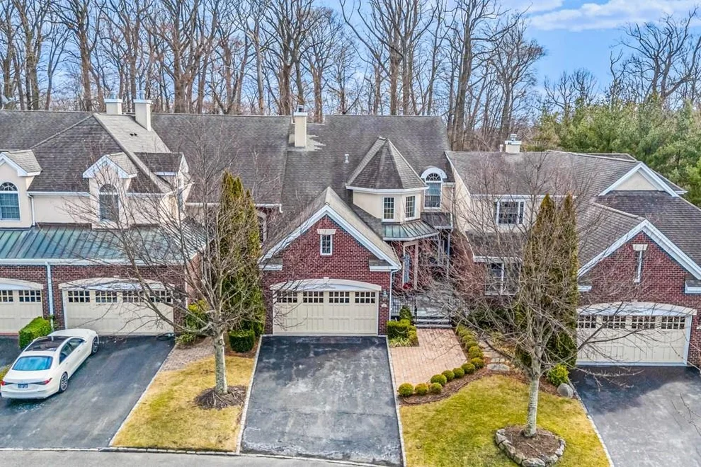 Unit for sale at 23 Kensington Circle, North Hempstead, NY 11030