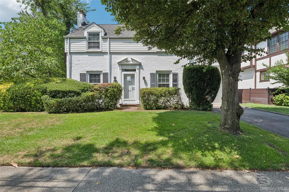 Unit for sale at 207 Derby Street, North Hempstead, NY 11596