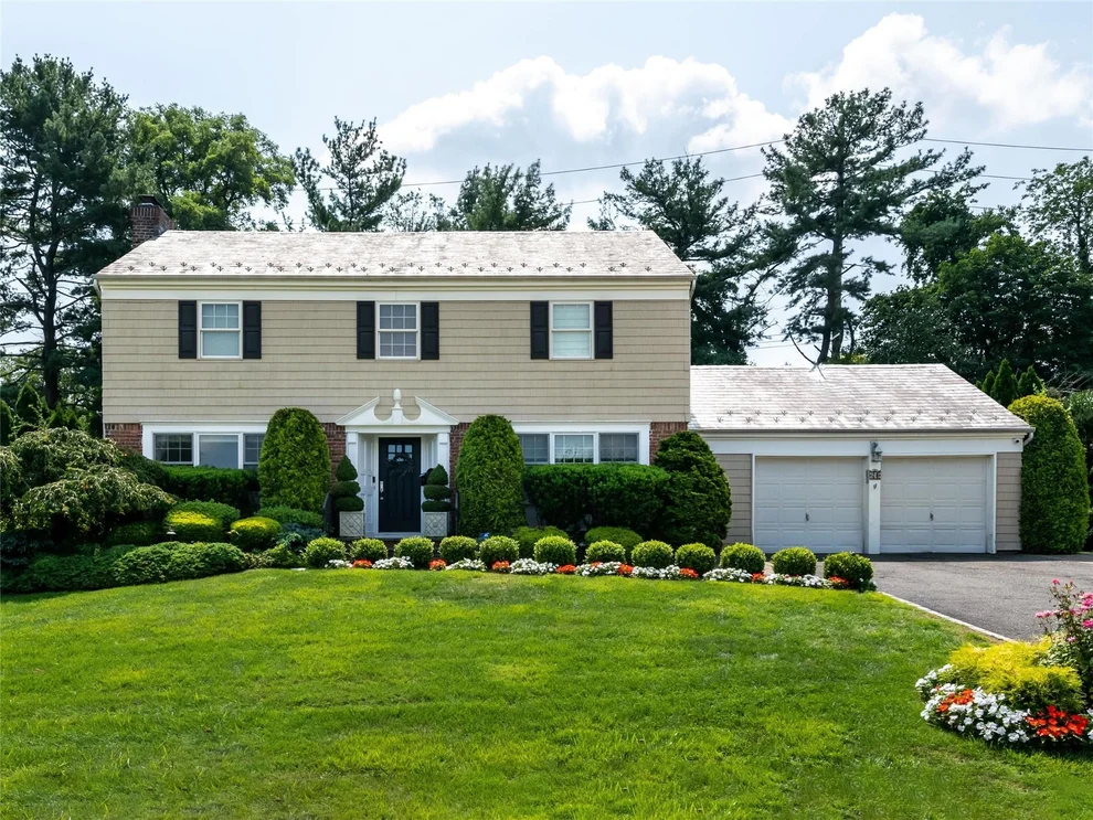 Unit for sale at 28 Sully Drive, North Hempstead, NY 11030