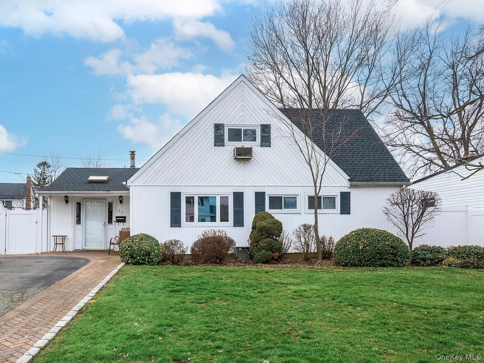 Unit for sale at 24 Glow Lane, Oyster Bay, NY 11801