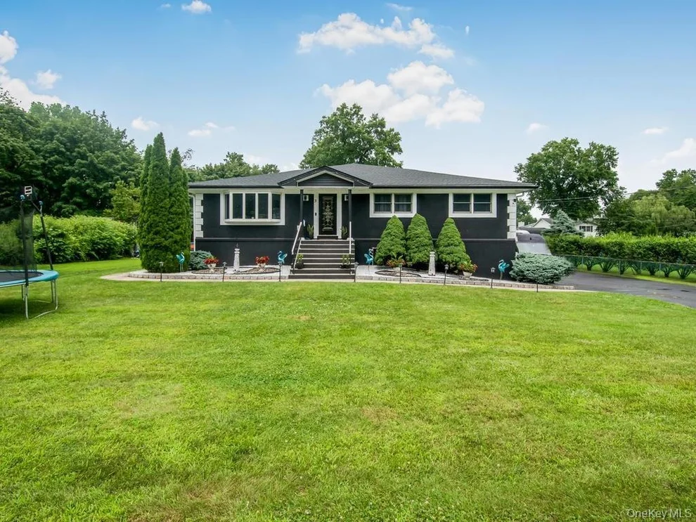Unit for sale at 3 Quaker Road, Clarkstown, NY 10956