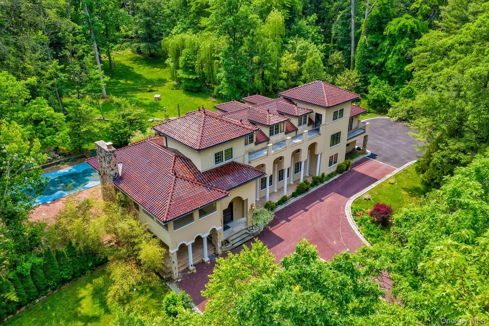 Unit for sale at 262 Harbor Acres Road, North Hempstead, NY 11050
