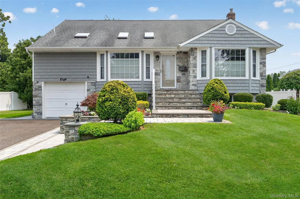 Unit for sale at 8 Yates Lane, Oyster Bay, NY 11753