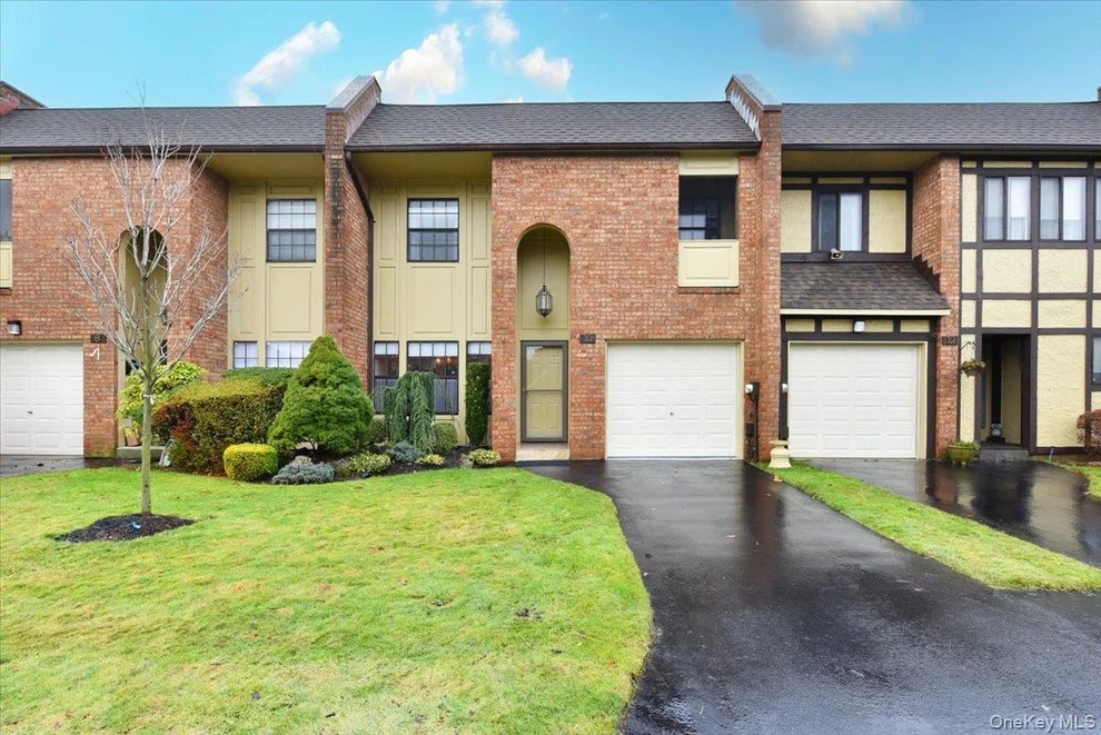 Unit for sale at 10 Southgate Circle, Oyster Bay, NY 11762