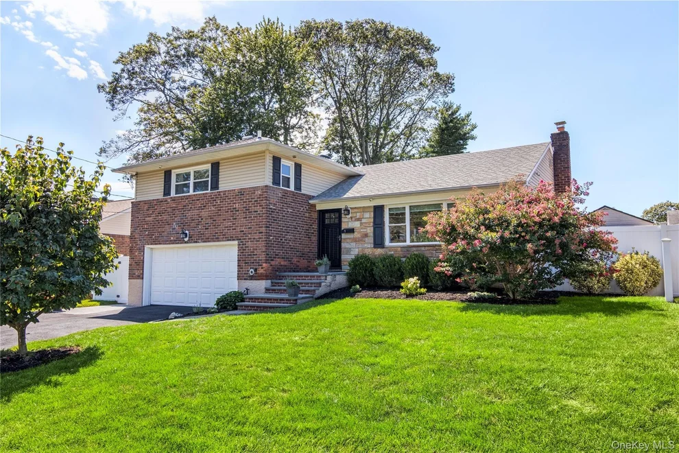 Unit for sale at 7 Driftwood Drive, Glen Cove, NY 11542