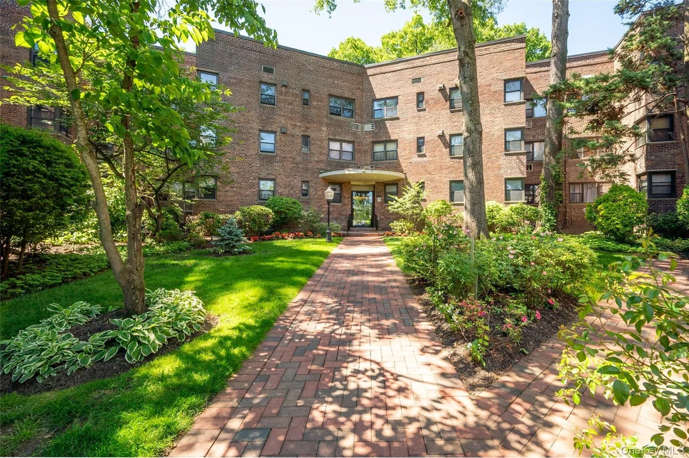Unit for sale at 50 Brompton Road, North Hempstead, NY 11021
