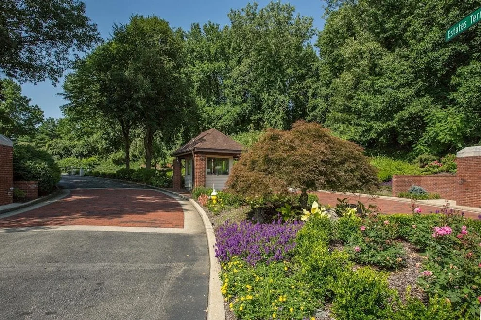 Unit for sale at 284 Sparrow Drive, North Hempstead, NY 11030
