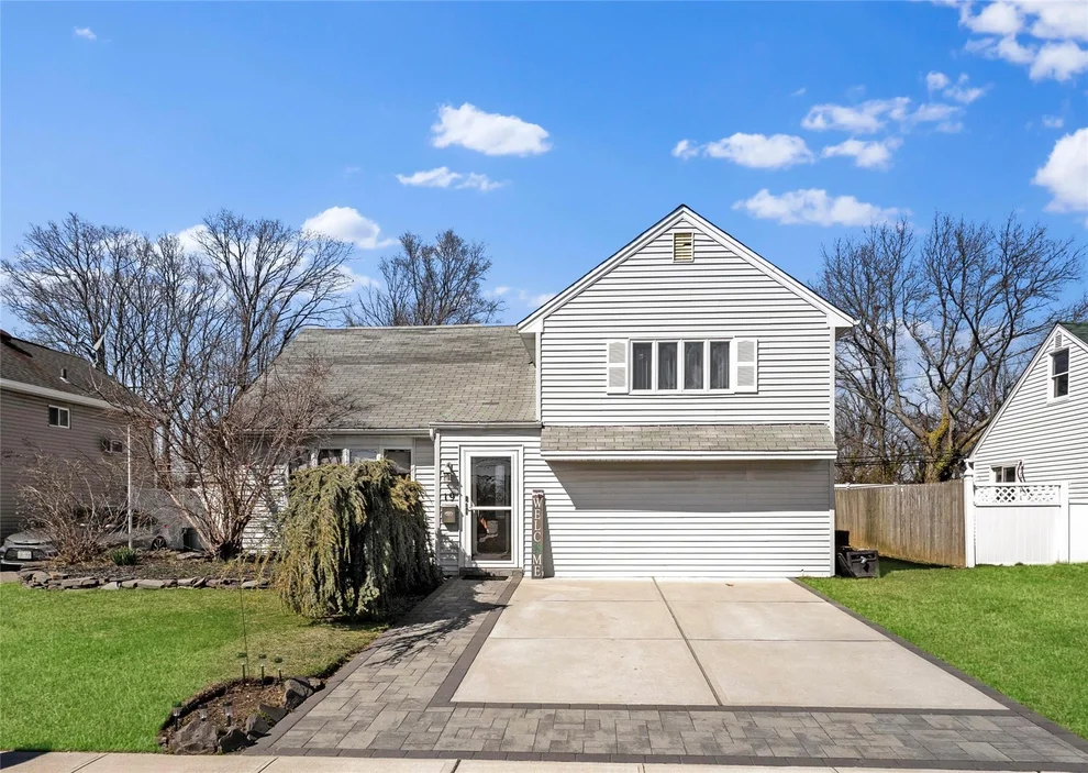 Unit for sale at 19 Poplar Street, Oyster Bay, NY 11758