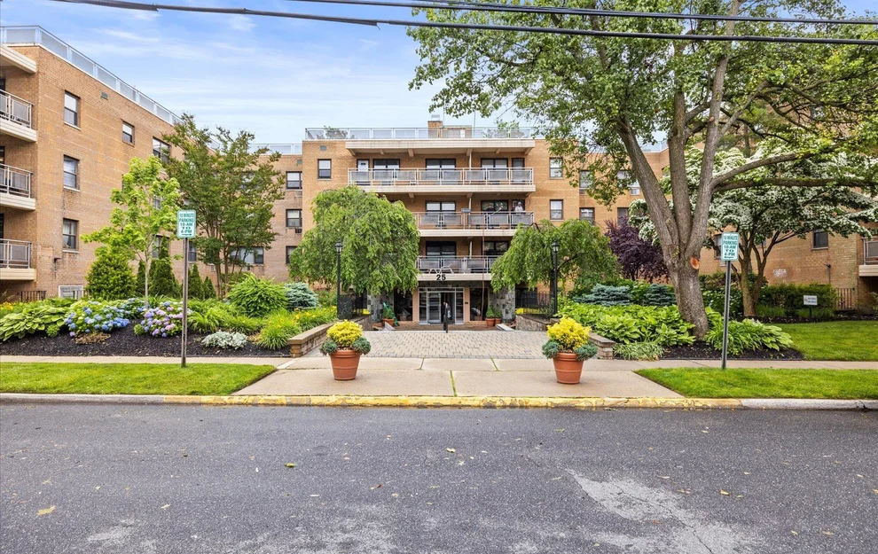 Unit for sale at 25 Park Place, North Hempstead, NY 11021