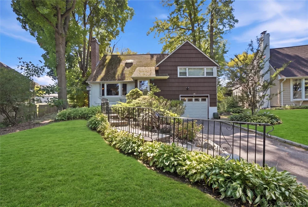 Unit for sale at 5 Roxbury Road, North Hempstead, NY 11050