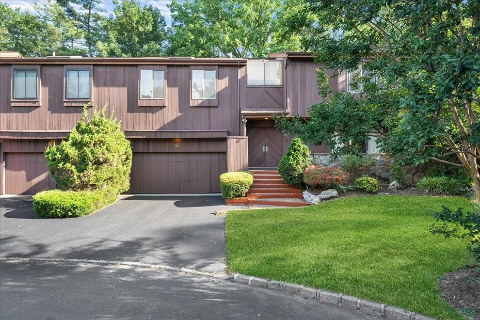 Unit for sale at 10 Morley Court, North Hempstead, NY 11507