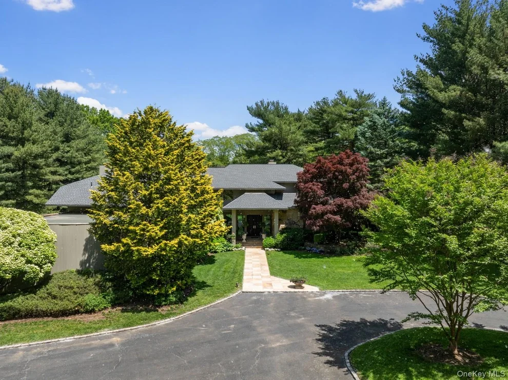 Unit for sale at 5 Coachmans Court, North Hempstead, NY 11568