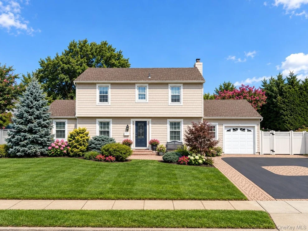 Unit for sale at 8 Curlew Place, Oyster Bay, NY 11758