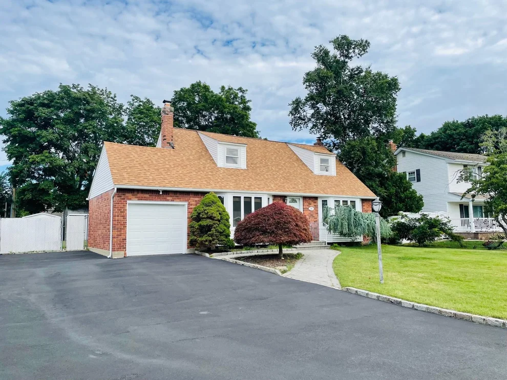 Unit for sale at 24 Gaymor Lane, Smithtown, NY 11725