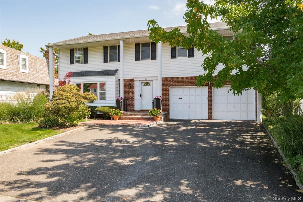 Unit for sale at 27 Bridle Path, North Hempstead, NY 11576