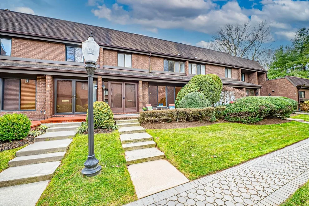 Unit for sale at 6 Fox Ridge, North Hempstead, NY 11576